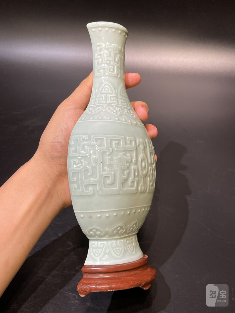 清乾隆 粉青釉模印如意夔龙纹壁瓶 - 图6